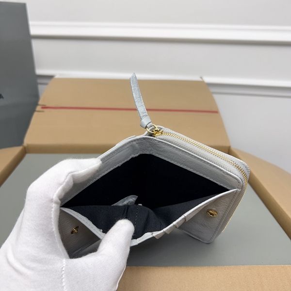 超激安ブランド財布偽物着用イメージ